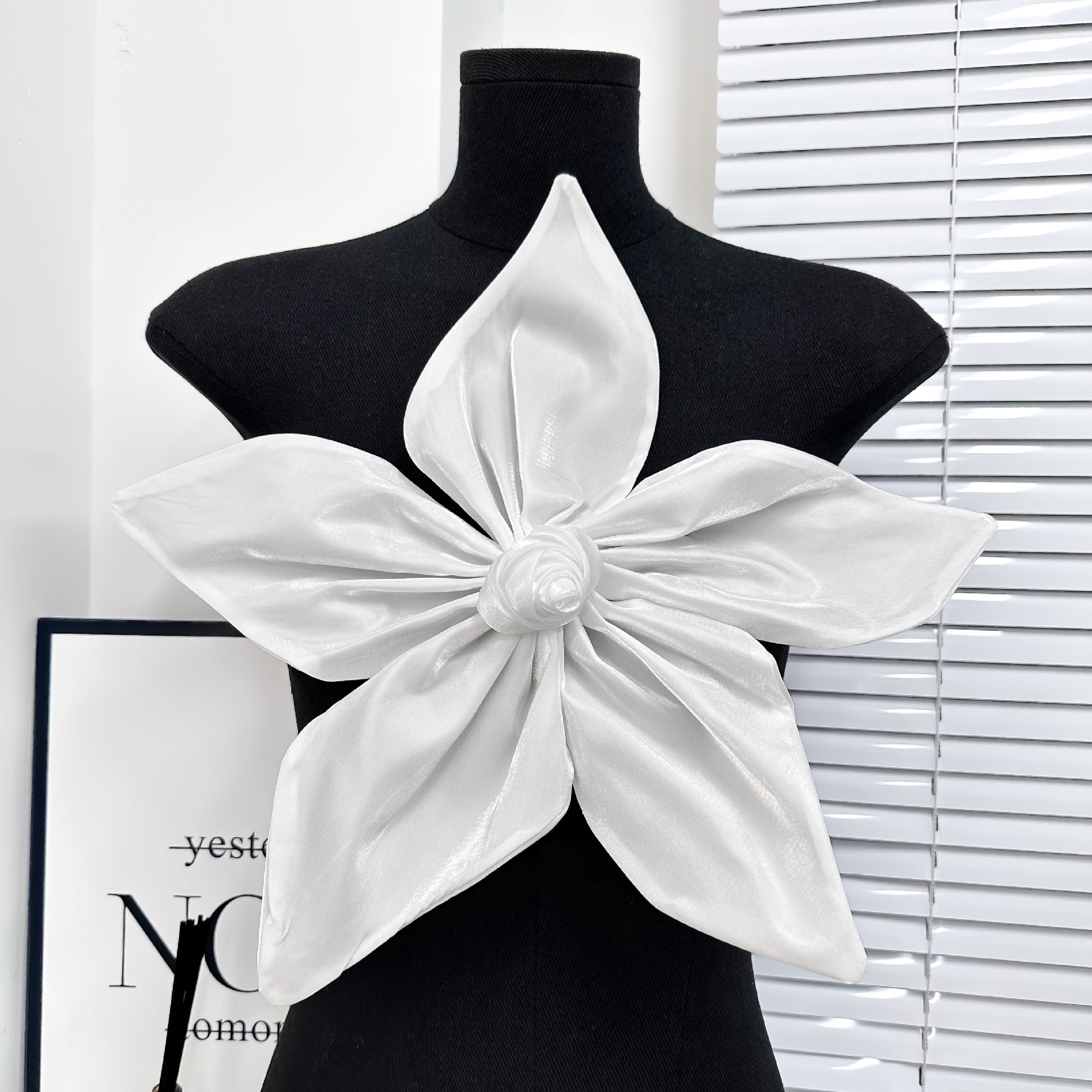 Nuevo diseño europeo y americano simple sensación de decoración de tela flor estereoscópica flor de pecho tela accesorios chaqueta corta cabina de manga