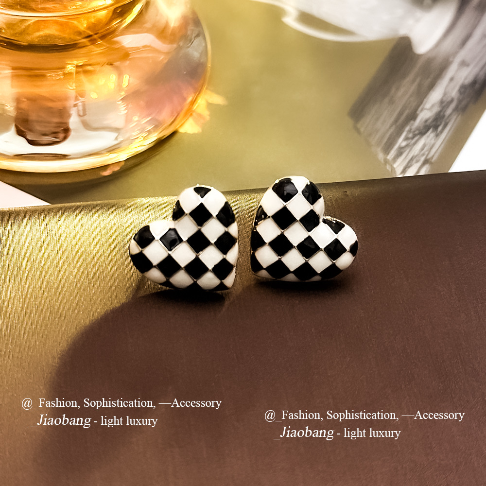 Pendientes de amor de goteo de aceite de goteo de aguja de plata Pendientes pequeños y exquisitos de temperamento de red Pendientes modernos y simples de todos los días mujeres