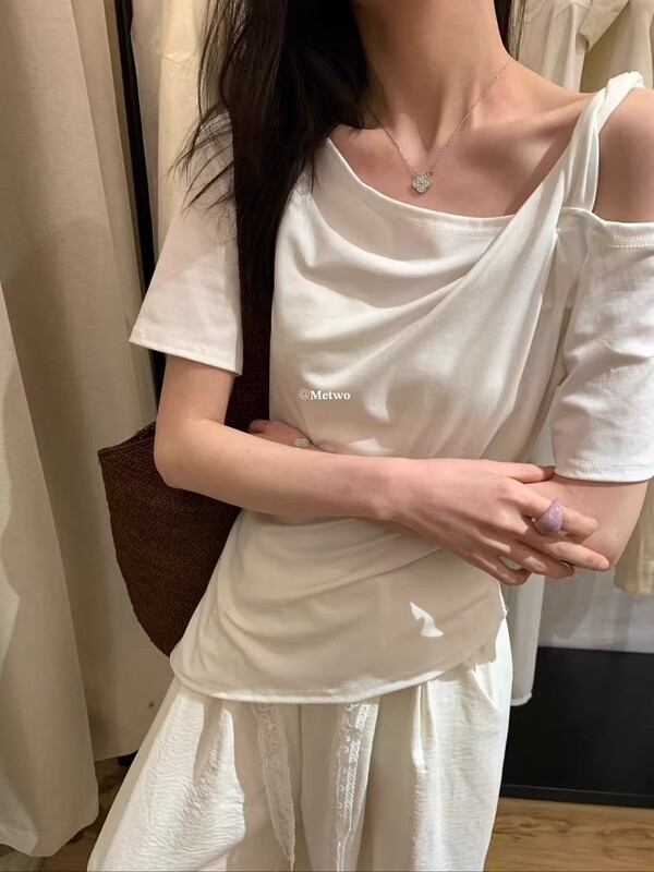 METO デザインニッチオフショルダー Tシャツ女性のための 2025 夏の新しい半袖ベベルスリムカジュアルトップ|undefined