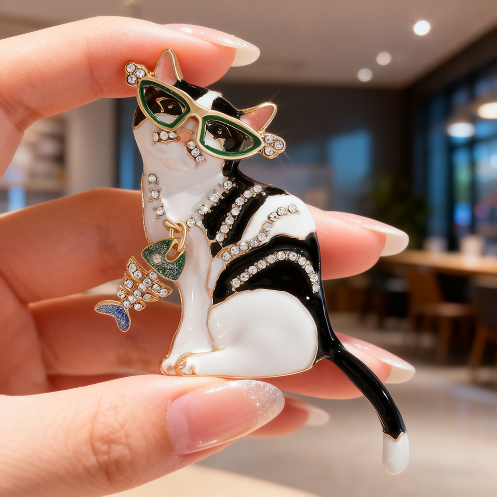 Chat mangeant du poisson - Broche animal haut de gamme, luxueuse, exquise et adorable pour femme, accessoire, épingle, ornement_voghion.com