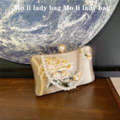 新中国式レトロなチャイナドレス刺繍牡丹のドレスは真珠のハンドバッグを包んでいます。