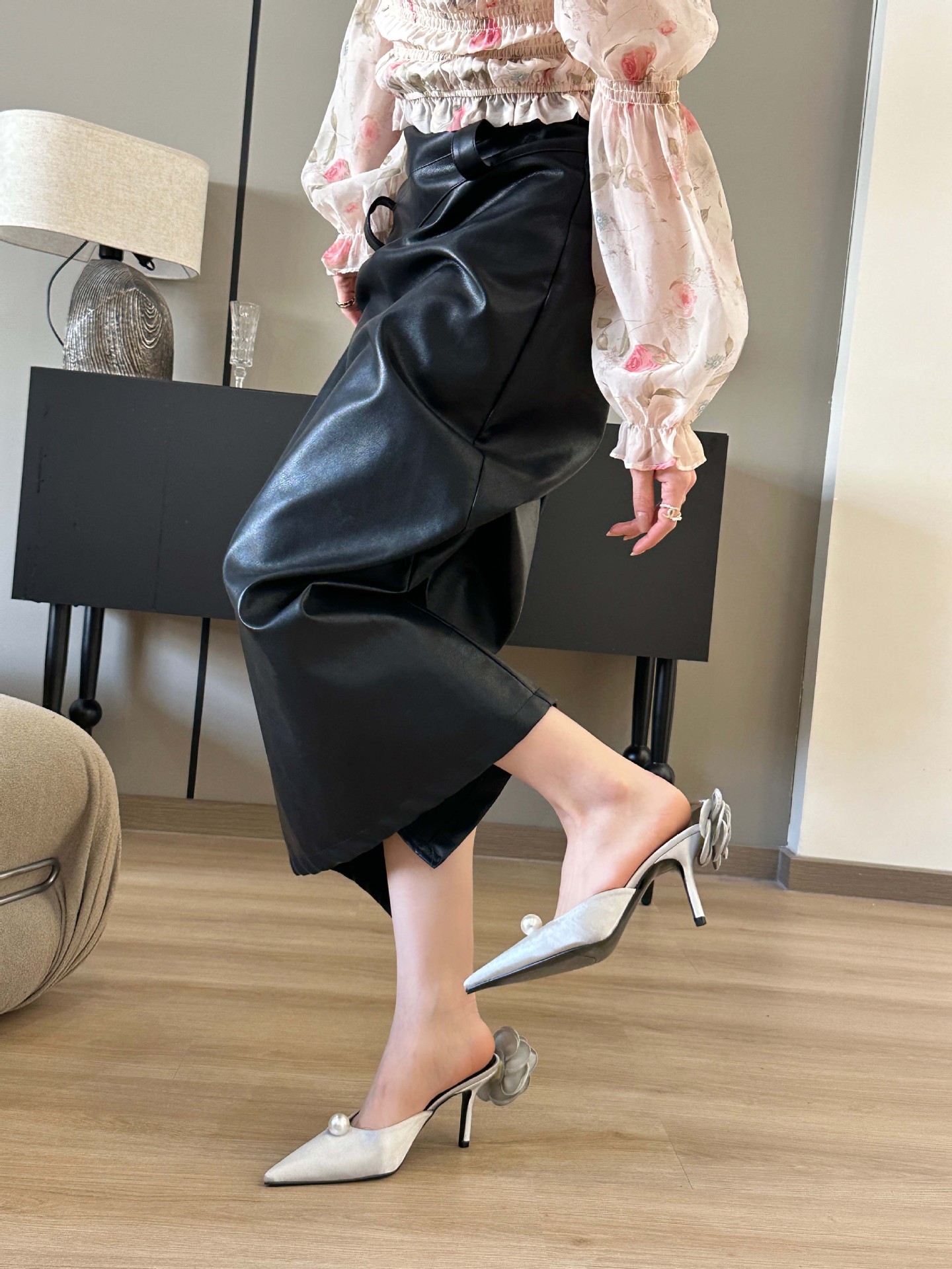 2024 Vår- och höstsäsong Nya små doftande vindtunn klack ihålig vatten diamantspets enkla arbetshöga klackar_voghion.com