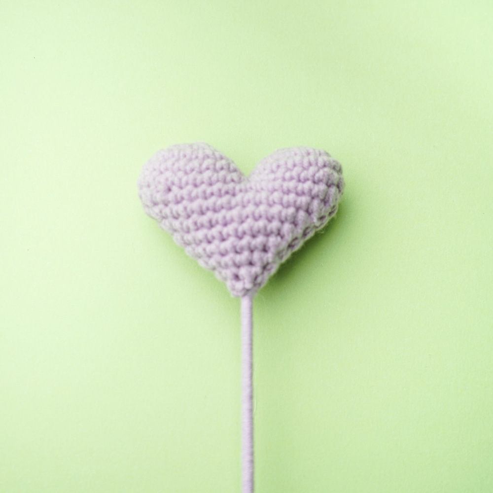 Acabado tejido en forma de corazón flor rama sola flor con ramo de color sólido en forma de corazón flor creativa