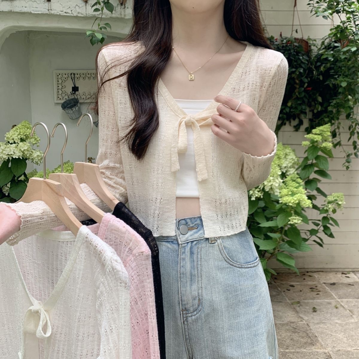 달콤하고 매콤한 스타일의 리본 레이스업 다용도 캐주얼 브이넥 펀칭 디자인 약간 비침이 있는 니트 자외선 차단 가디건