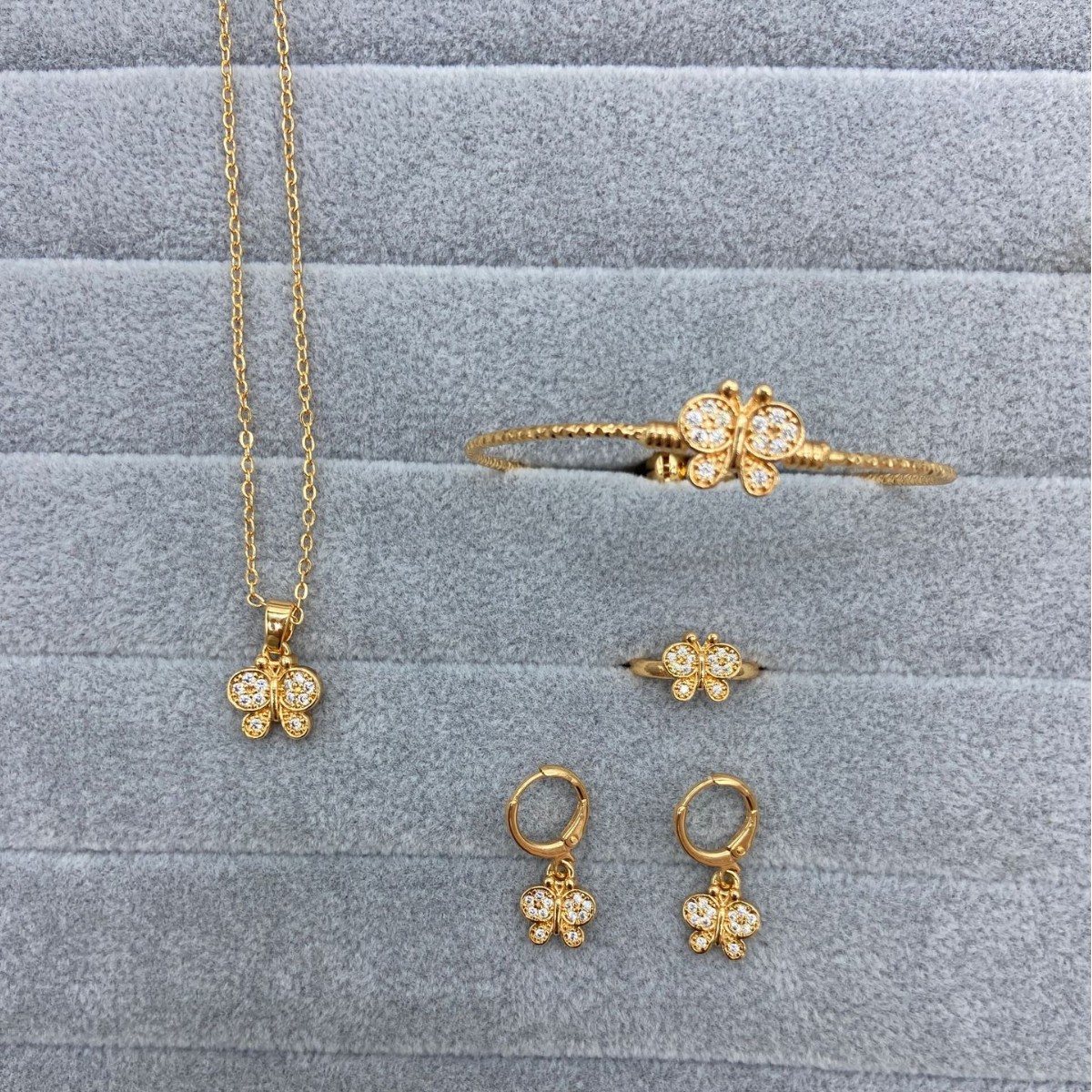 Explosiones transfronterizas juegos de joyería para niños cobre oro zircon anillo mariposa pendientes brazalete collar joyería conjunto de cuatro piezas