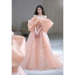 ピンクの超仙の朝の服の女性の蝶結びの新婦の婚約のドレスの敬酒服の肩の誕生日のパーティーのワンピース
