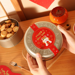 2024新年曲奇餅乾包裝鐵盒子烘焙新年雪花酥牛軋糖果圓形鐵罐
