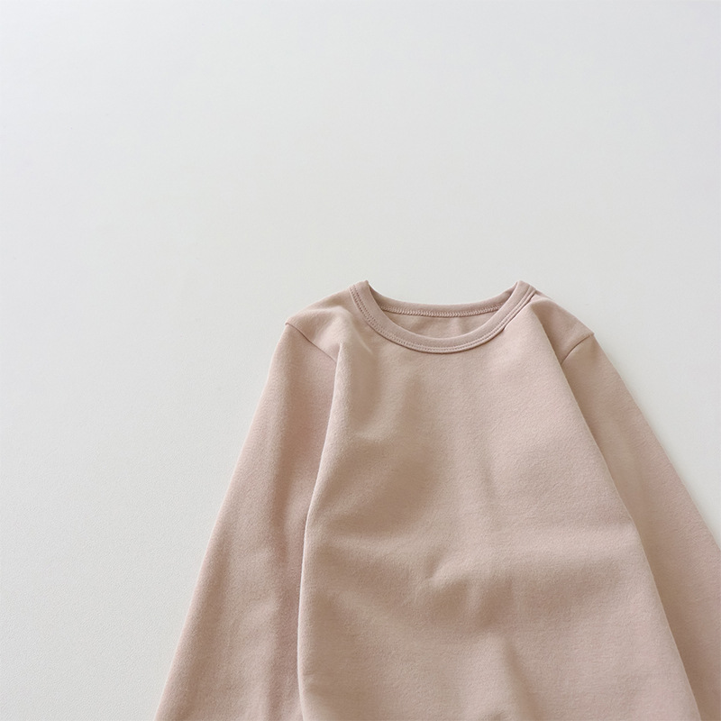 Camiseta de manga larga de algodón puro para niños 2026, camiseta básica para primavera y otoño, top cepillado de cuello redondo de color liso y corte holgado para niños y niñas.