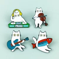 Милый кот, играющий на музыкальном инструменте, мультяшная брошь, модный универсальный значок с маленьким животным, рюкзак, одежда, металлические аксессуары