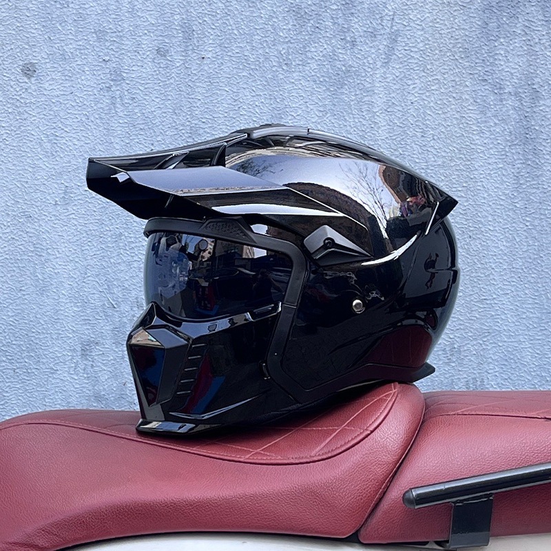 홍차를 곁들인 밝은 검정색