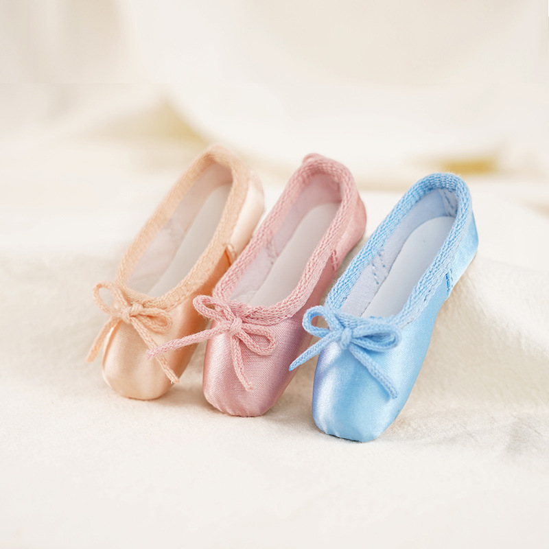 Hecho a mano Ballet danza zapatos puntiagudos pequeña joyería mini zapatos satén llavero 7,7 cm llavero en caja