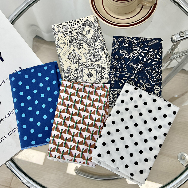 60 bufanda cuadrada pequeña versión coreana de la bufanda de seda pequeña de lunares blancos y negros decorativos de todo fósforo