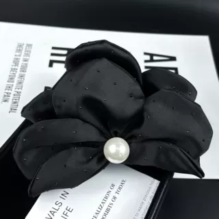 黑色高级感超大颗珍珠小众立体花瓣抓夹 高级感花朵缎面鲨鱼夹女