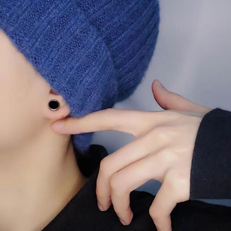 Trendy Stainless Steel Non-Pierced Earrings Round Cake Epoxy No Hole Magnetic Ear Clips For Men And Women_voghion.com