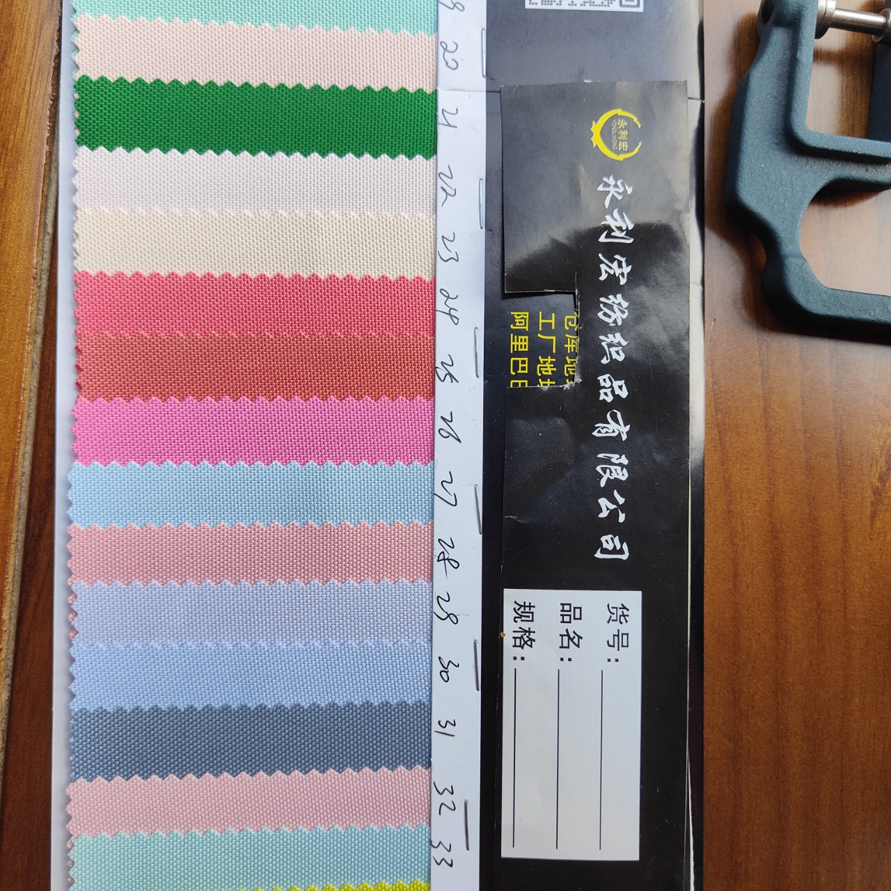 现货供应1000D高弹PVC底不泛白防水牛津布户外背包箱包文具袋面料