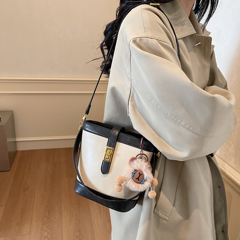 Bolso de cubo de color a juego para mujer 2025 nuevo bolso portátil para axila bolso de mensajero de un solo hombro de moda de alta gama