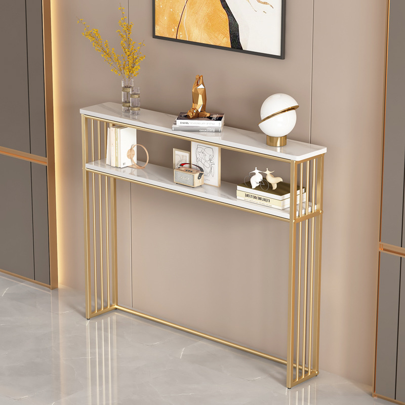金色の壁に寄りかかった狭い棚ソファーの後ろの棚が床に落ちた多層のベッドの棚の暖かい棚の長い棚