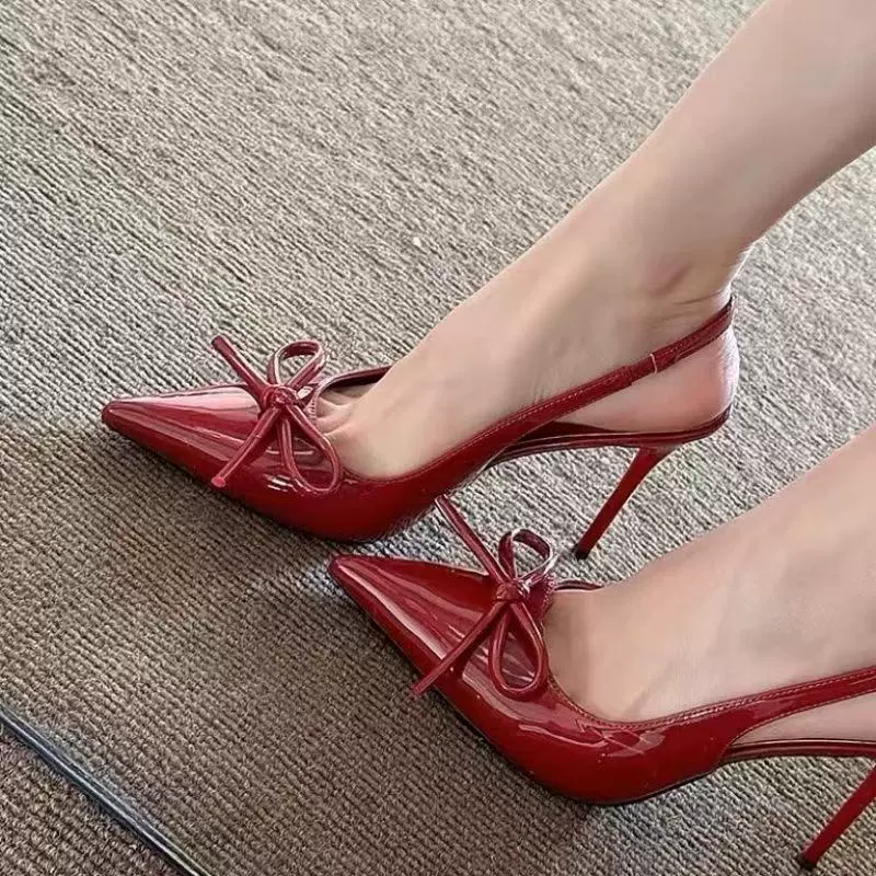 Fashionable sandals with a strap low-cut with bow
