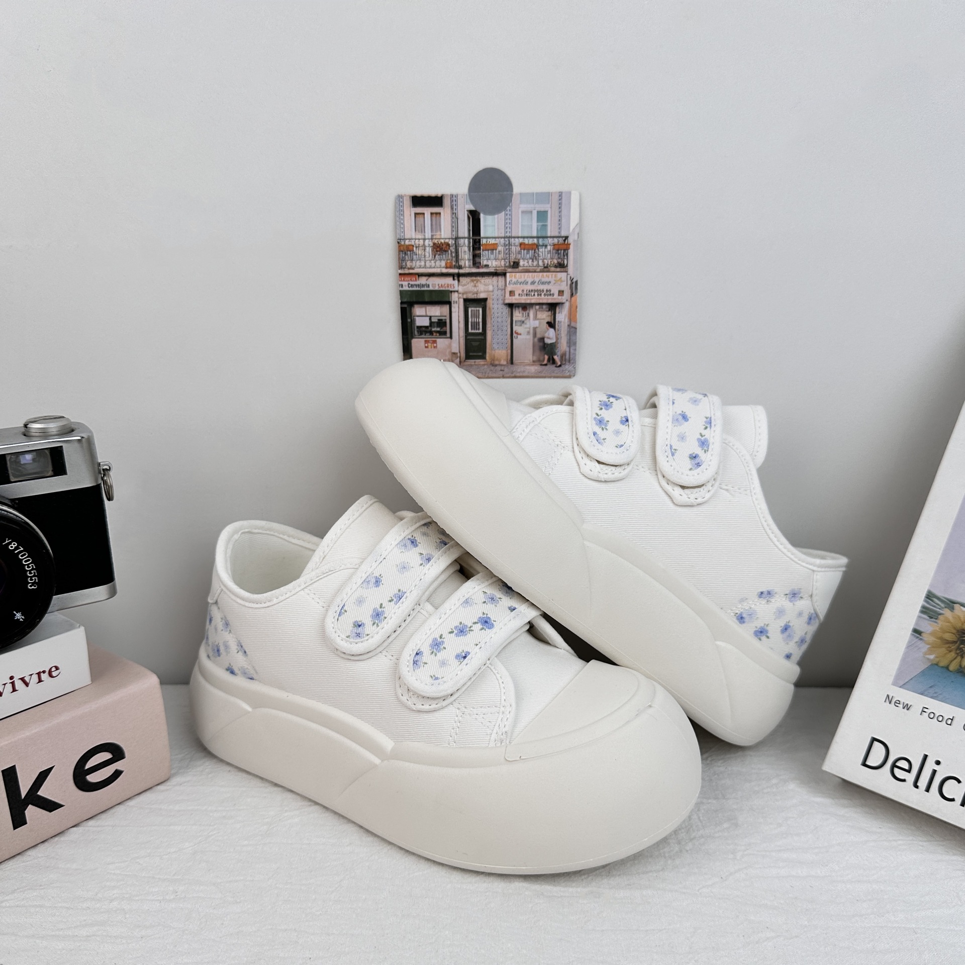 Yuanbo verano zapatos de skate casuales para mujeres 2025 nuevos zapatos blancos de suela gruesa zapatos de lona delgados zapatos de bolsa