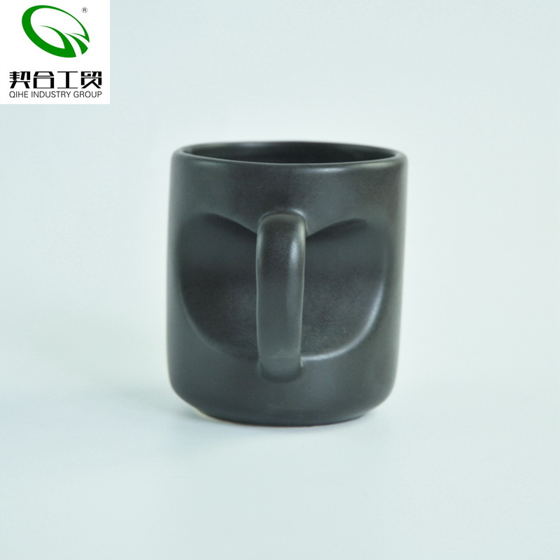 Mango en forma de corazón cambio de color taza Transferencia de Calor cerámica taza mágica de color cambiante taza de cambio de color de agua caliente taza de café blanco y negro