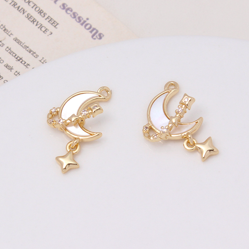 保色メッキ真金insは天然貝殻月の雲をはめ込んでいます。