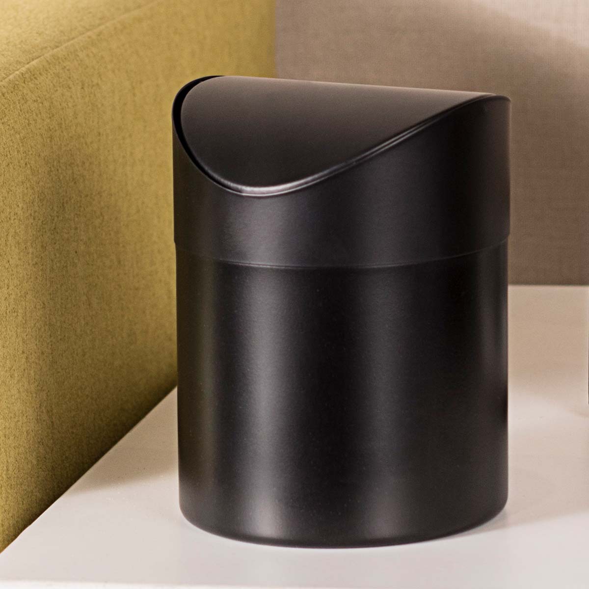 Cubo de basura de escritorio negro de 1.3L con tapa basculante, contenedor de almacenamiento para oficina, mini cubo de basura para coche con tapa abatible