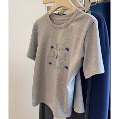 2025新型の肩の半袖tシャツの爆発的な灰色の女性の夏の独特な上着はとてもきれいです。