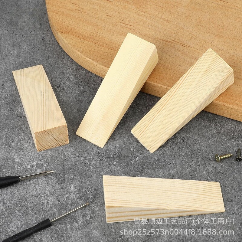 Pine wood blocks, triangular wood blocks, solid wood triangular wedges, construction site wood spikes, wooden nails, track and window installation glides