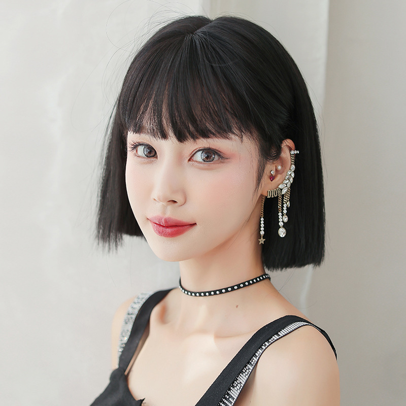 かつらの女性のショートヘアの新型ネットの赤い丸い顔の短いかつらのカバーは全体の肩をそろえて短いストレートヘアの全頭カバーの卸売りをします。|undefined