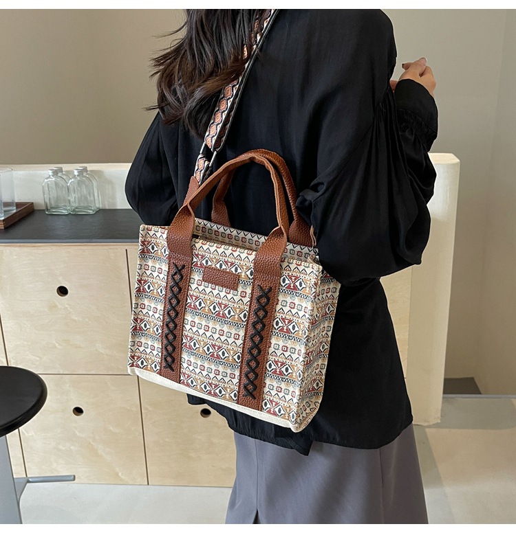 Women's Large Canvas Flower Elegant Vintage Style Streetwear Square Zipper Tote Bag display picture 27