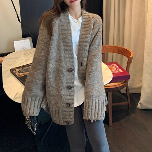 Hong Kong-style Korean-inspired relaxed-fit knitted cardigan for women, 2025 autumn/winter new arrival—mid-length, perfect for petite figures, ideal as an outerwear sweater jacket.