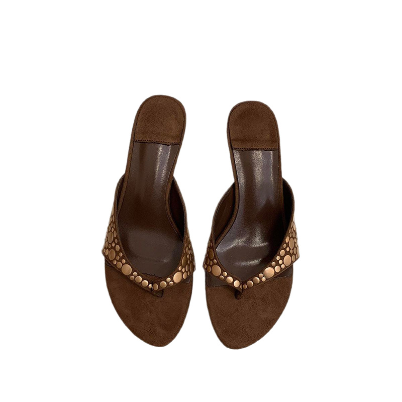 Infradito donna con rivetti decorativi e design a clip toe_voghion.com
