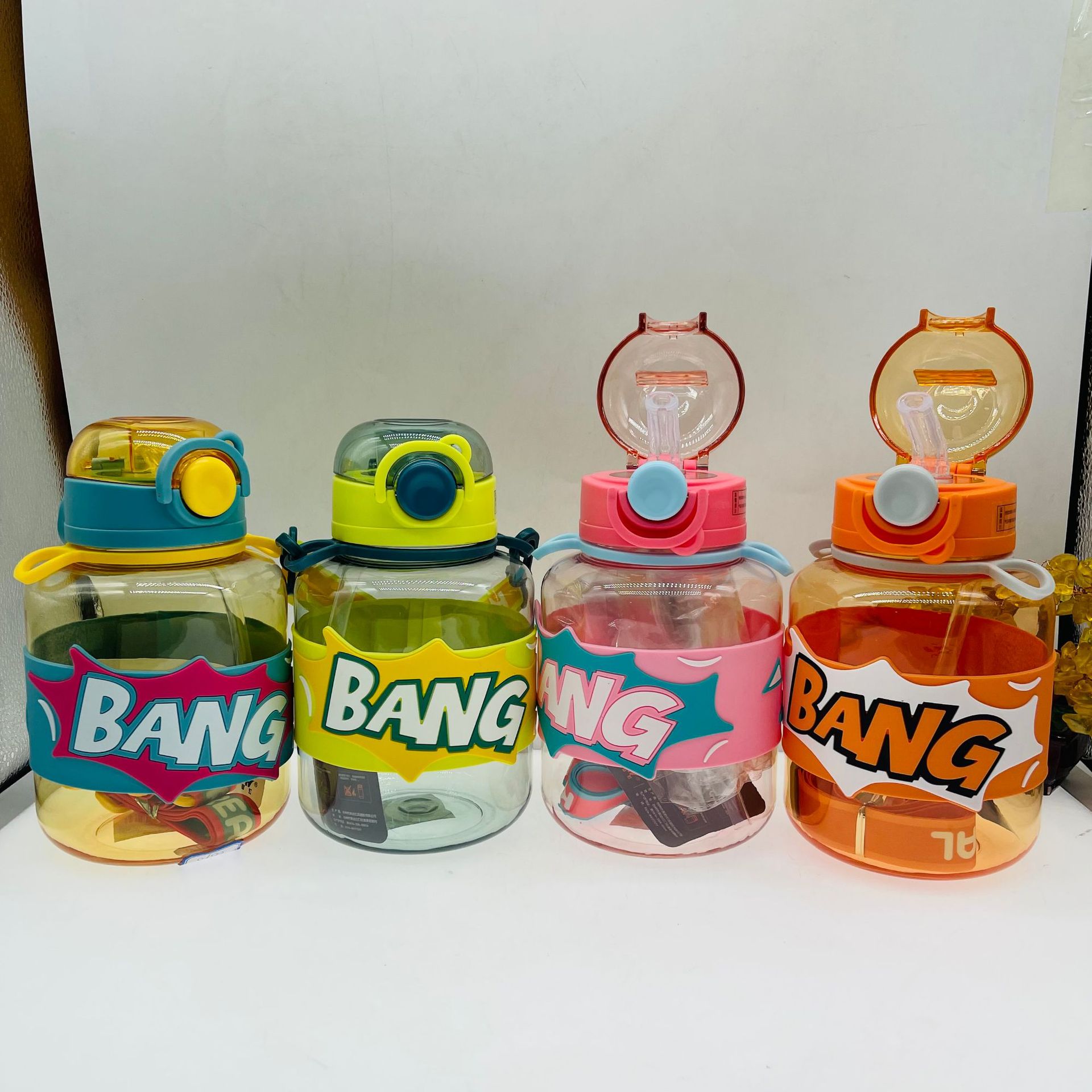 Carta de dibujos animados de Yichang taza de agua de gran capacidad 1100ml T correa de cubo de botella de agua de paja de alta apariencia taza de Estudiante