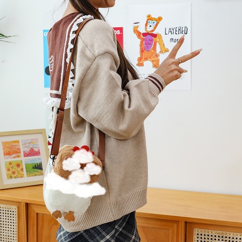 醜い萌え鶏が斜めにかわいいバッグにまたがっています。|undefined