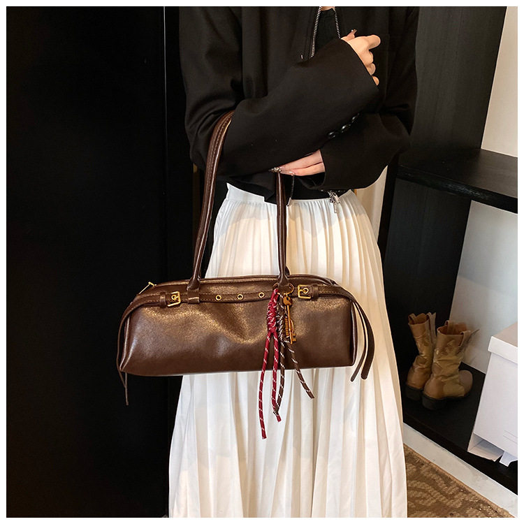 Túi xách baguette nữ phong cách retro, túi đeo tay và kẹp nách thời trang, kiểu dáng gối mềm mại — Burgundy không có mặt dây chuyền, Màu nâu không có mặt dây chuyền, Màu đen không có mặt dây chuyền, Màu nâu với mặt dây chuyền chi tiết 9