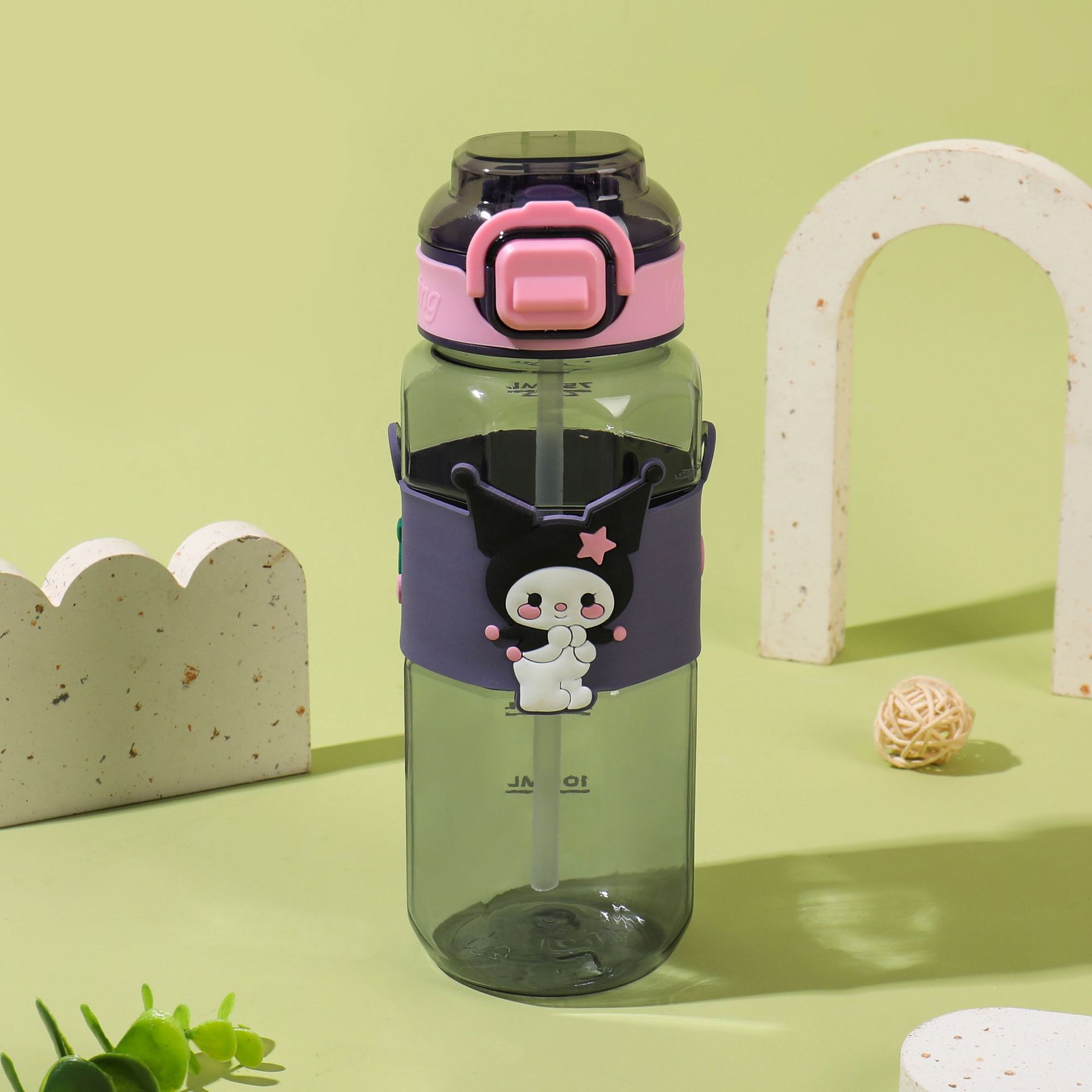 Taza deportiva de plástico con pajita, diseño de dibujos animados de alto valor, taza rebotadora, venta directa de fábrica.