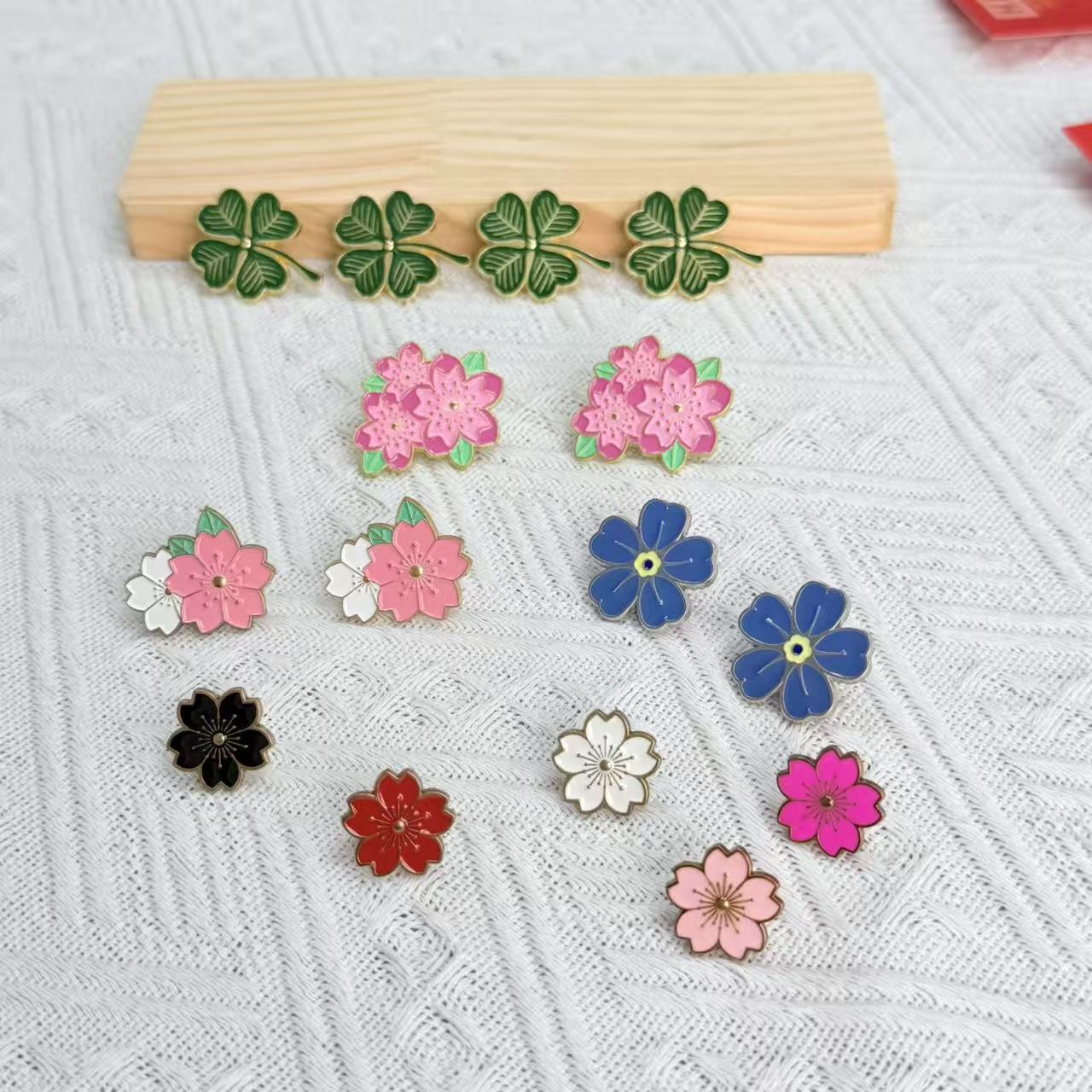 Multicolor Cherry Blossom Four-Leaf Clover Metal Brooch Clothing and Bag Accessories Niche Design Versatile Pins Factory Wholesale
