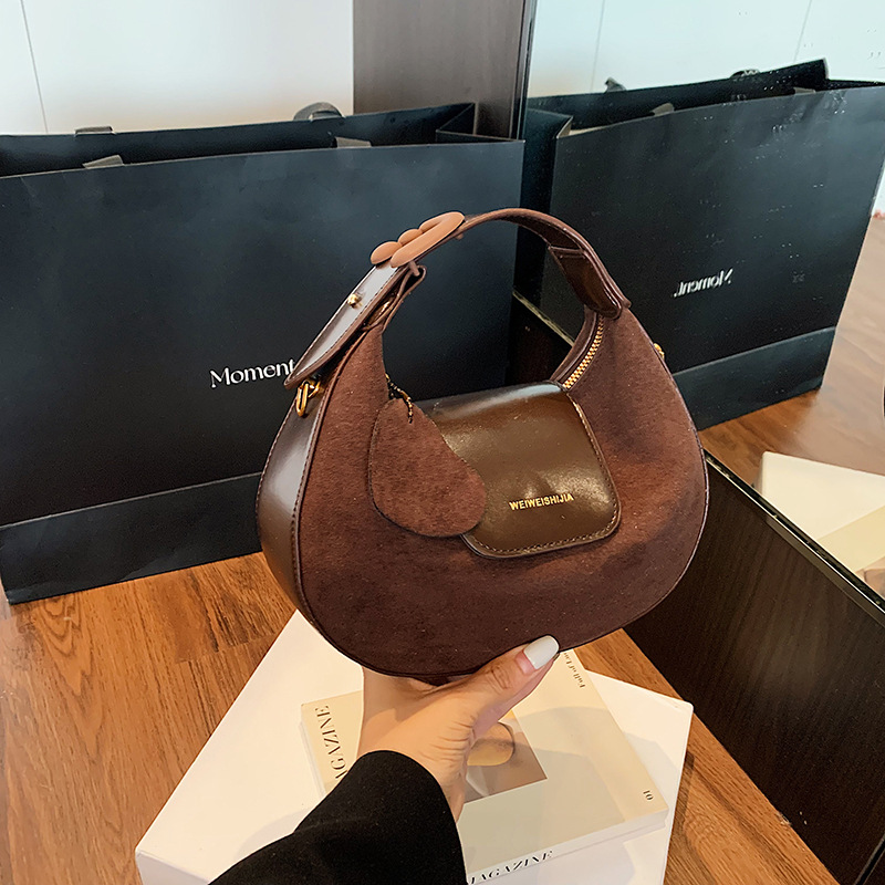 2025 otoño y invierno nueva moda alta sensación de cuero esmerilado empalme bolso de media luna exquisito de moda bolso versátil