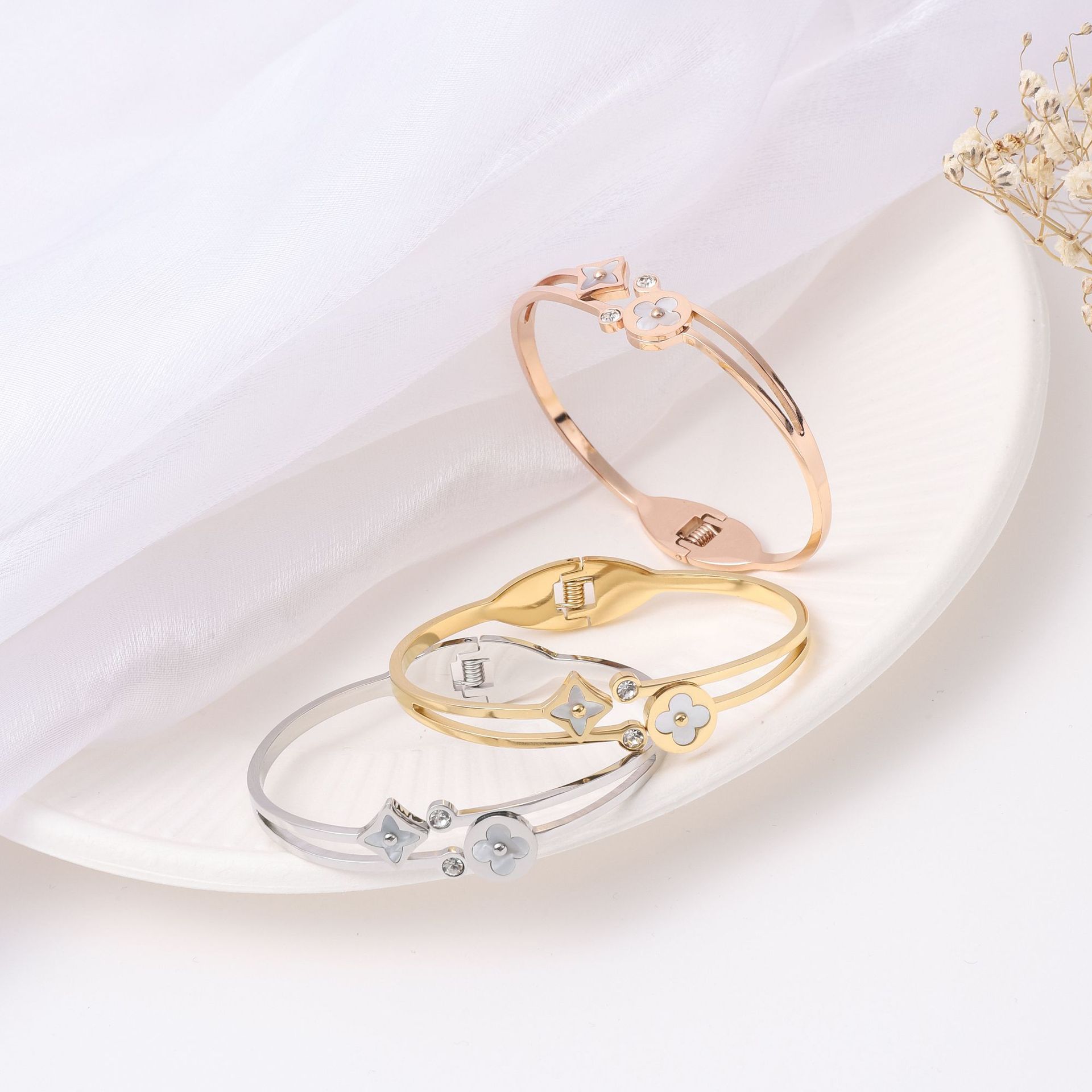 Nuevo estilo coreano no desvanecido pulsera de acero de titanio mujer temperamento simple conchas de cuatro hojas de flor pulsera abierta venta caliente