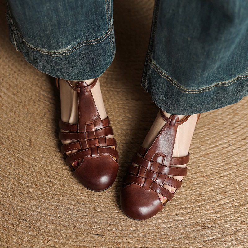 Sandal nữ mũi nhọn da bò quai chữ T gót thấp phong cách La Mã — nâu