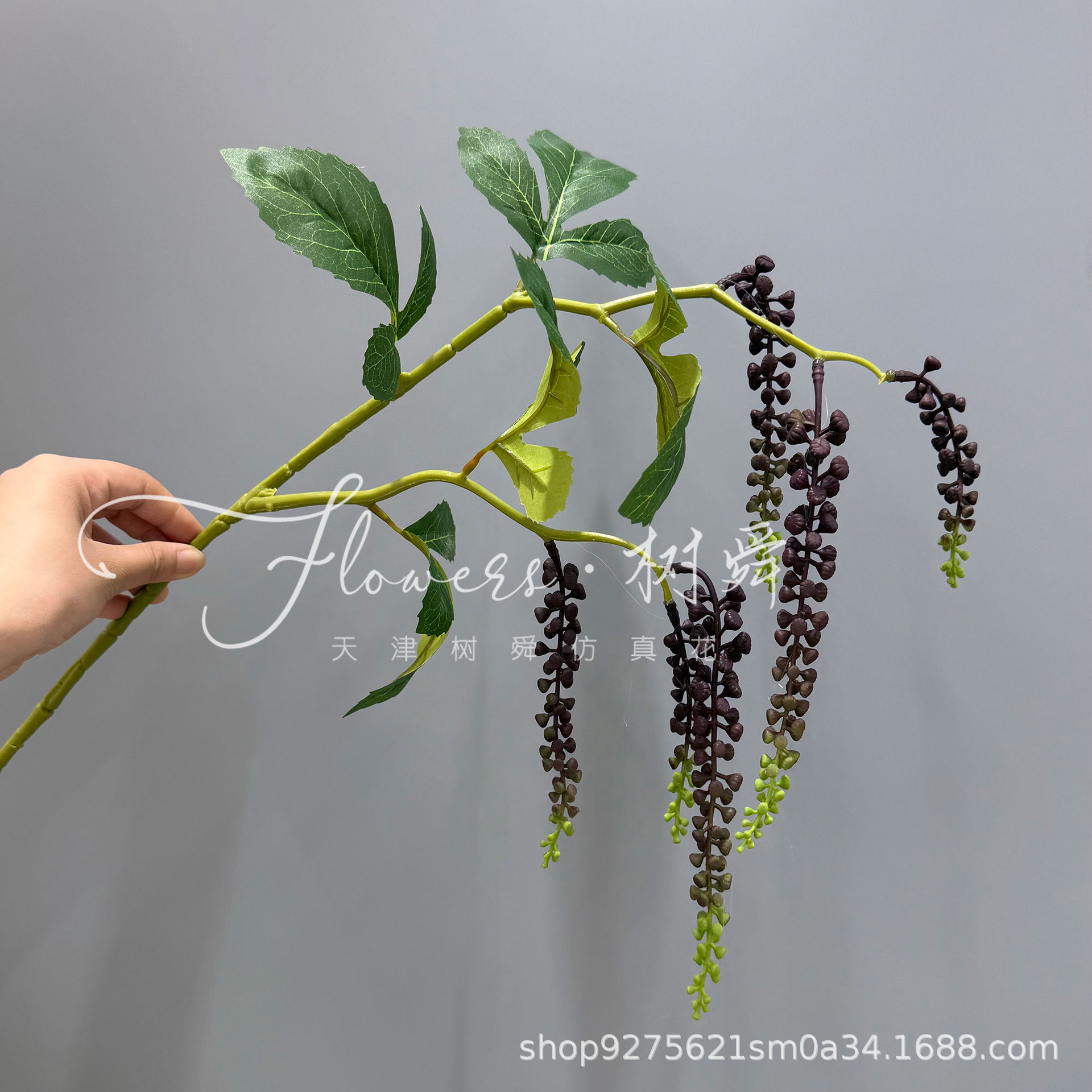 Pegamento blando de la tierra del comerciante colgante (negro y violeta)