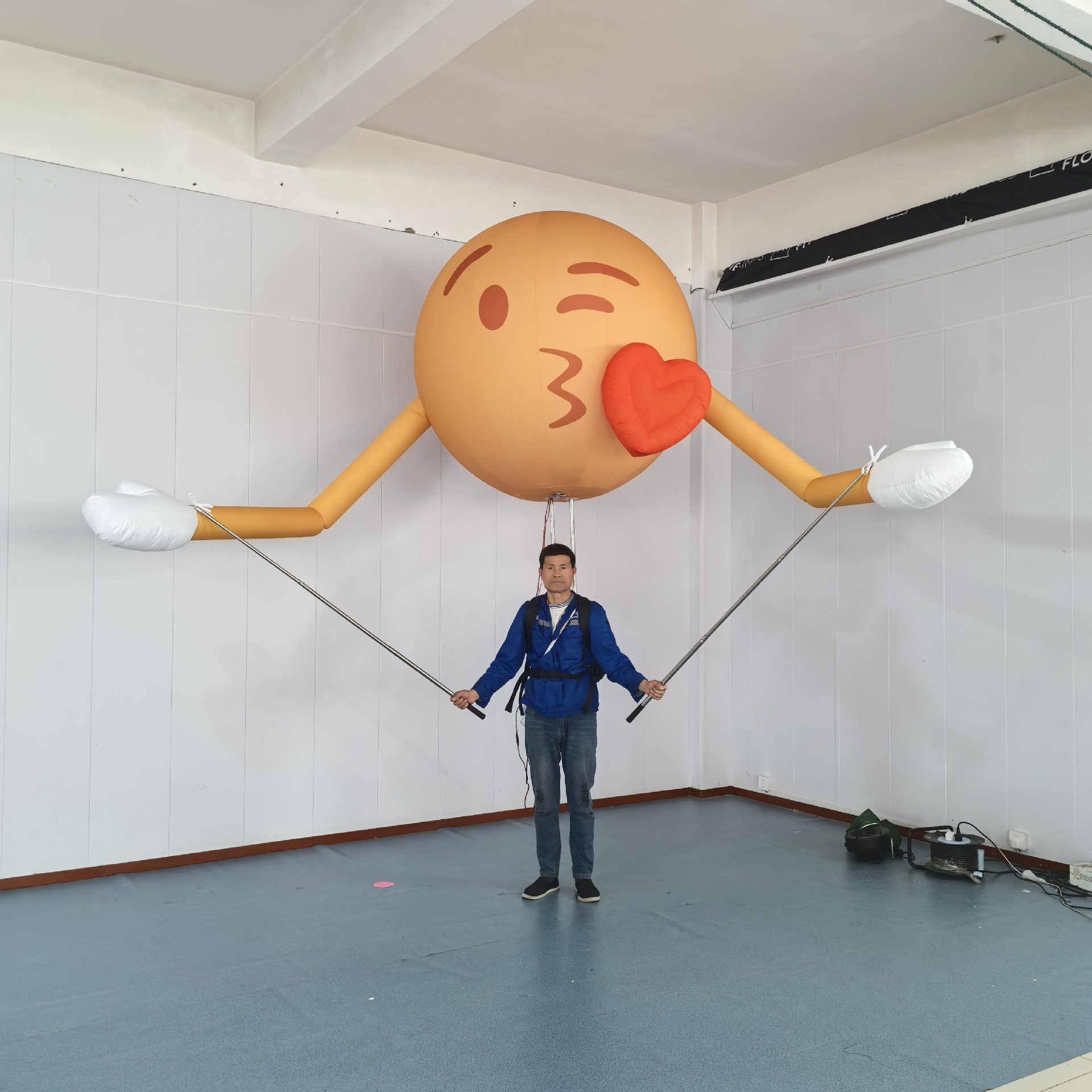 Transfronterizos venta caliente personalizada emoji paquete de aire modelo de muñeca ropa de muñeca salto de espectáculo de crucero de simulación modelo de aire inflable