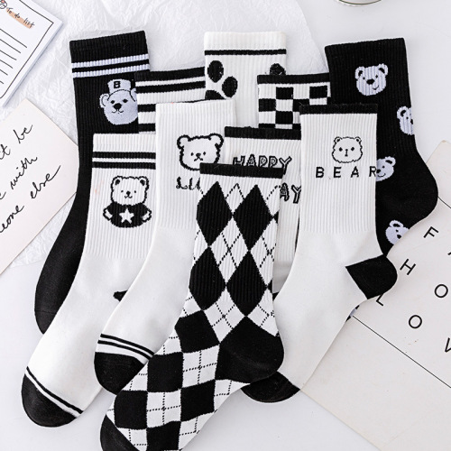 Zhuji wholesale cotton socks foreign trade cartoon stockings spring and autumn ladies mid-calf socks black and white bear checkerboard striped socks