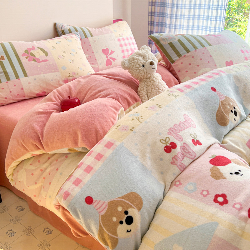 Cama de dibujos animados de leche de seda de cuatro piezas 2026 nueva sábanas de seda de coral de otoño y invierno cubierta de colcha de cama de tres piezas
