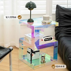 アクリルソファーはベッドの端にいくつかのキャビネットがあります。