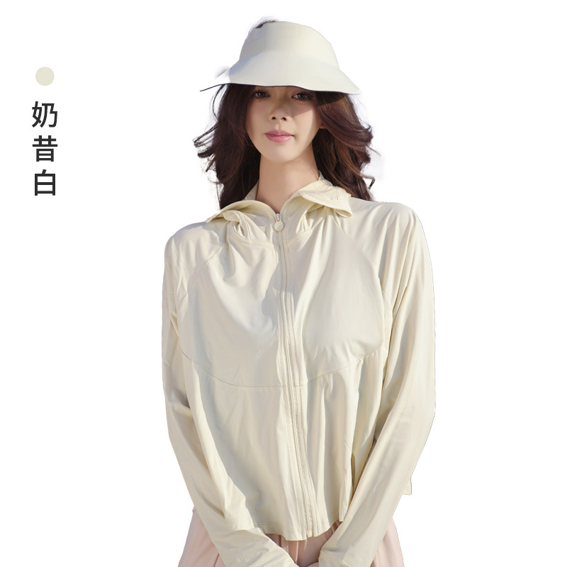 空の青い原紗の氷感のゆったりしたタイプの日焼け止めの服は帽子をかぶって紫外線を防ぎます。