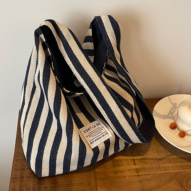 Capacious shoulder bag