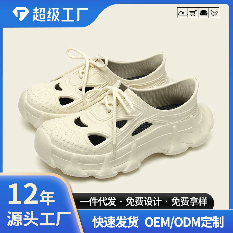 Пара модных туфель на шнуровке для мужчин и женщин, носящих на улице летом