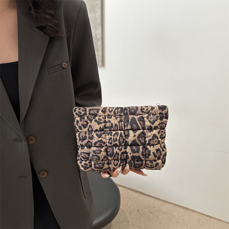 Bolsa de maquillaje de nicho, bolsa de maquillaje de imprenta de leopardo, bolsa de mano de moda europea y americana, gran capacidad, alta calidad de tela, bolsa de almacenamiento de bordado de cuadrillas
