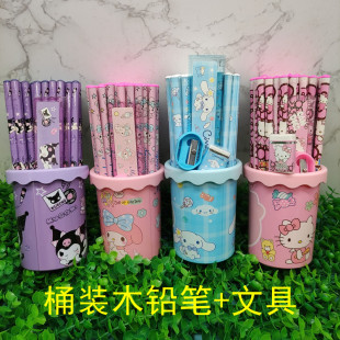 ��ͨС�W��ľ�U�P��ͯ�A�ιPͲͰ�b�U�P���b�׃��@�Y�彩Ʒ